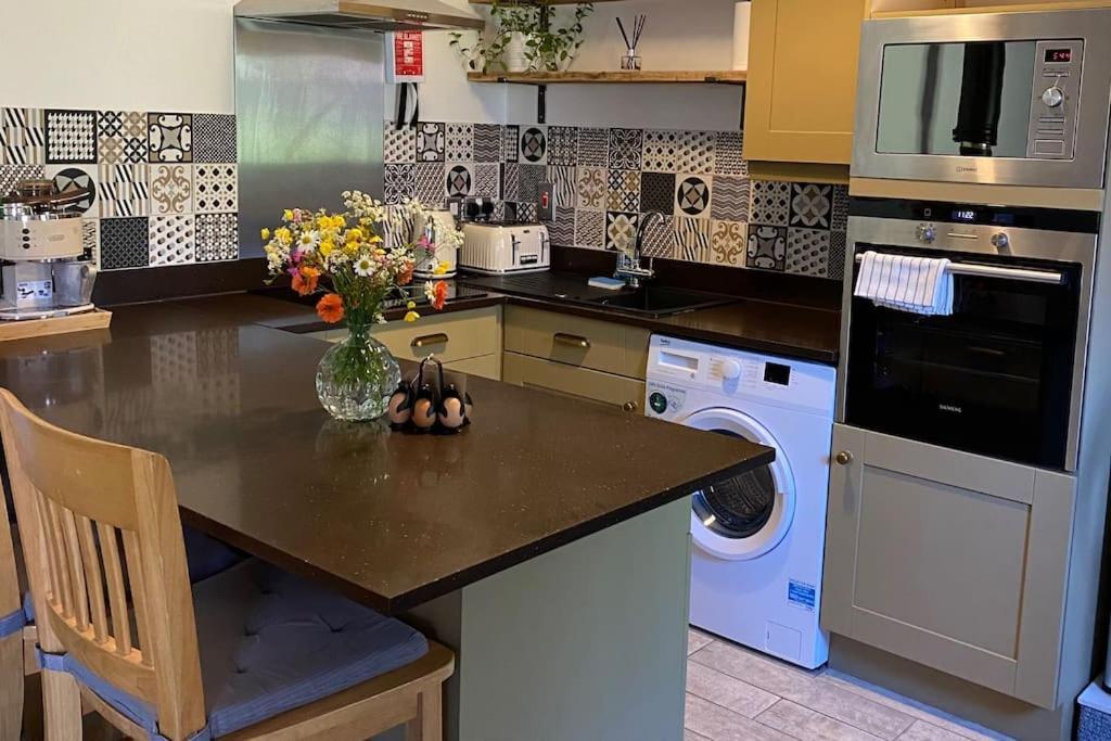Cosy Cottage On Banks Of River Wye Foy エクステリア 写真